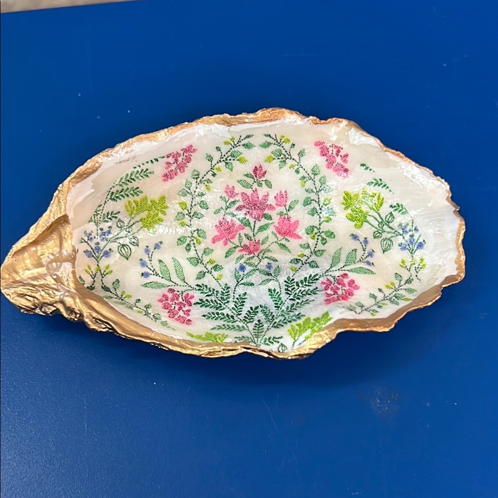 Oyster shell- Floral Decorative Trinket decor Dish with Gold Accents - Picture 6 of 11